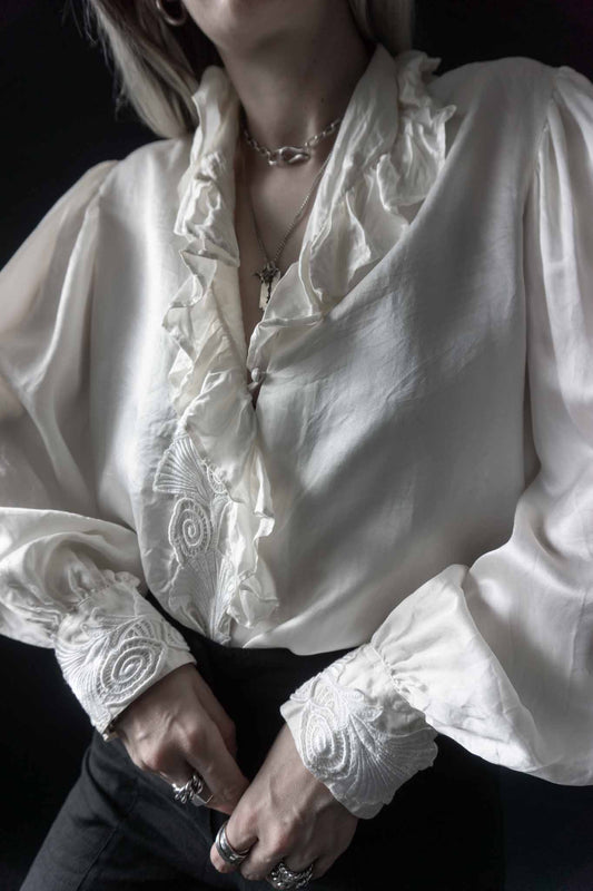 Weiße Vintage Seidenbluse aus den 80s mit Volants, Stickerei & Ballonärmeln