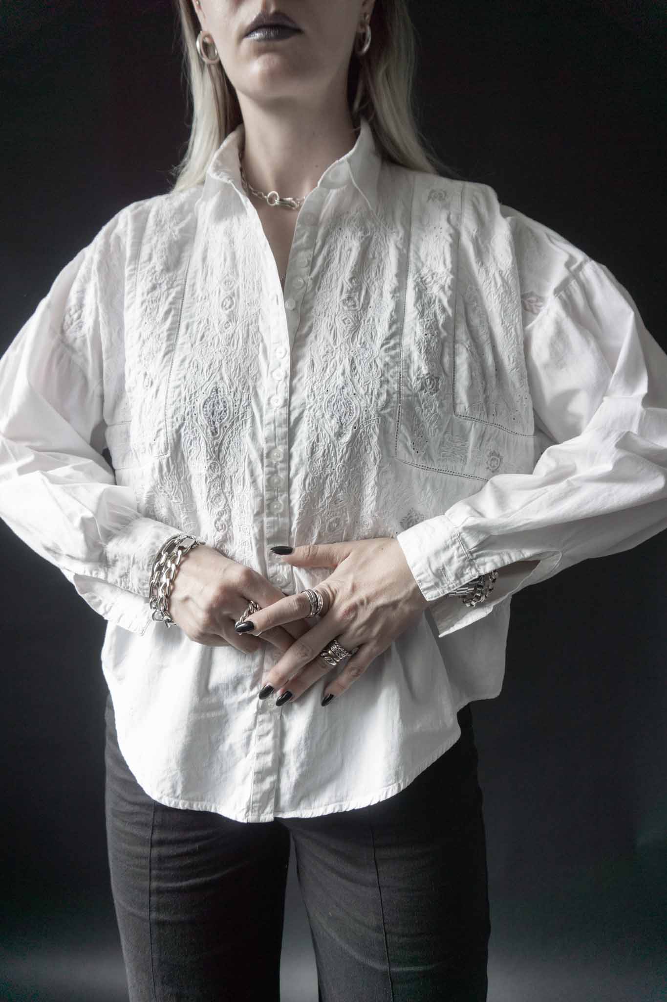 Vintage weiße Bluse mit Stickerei Vorderansicht