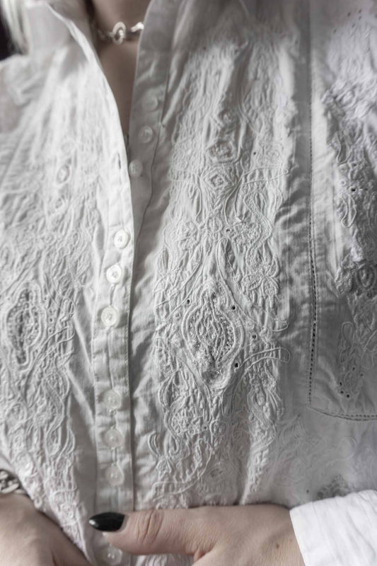 Vintage weiße Bluse mit Stickerei Vorderansicht
