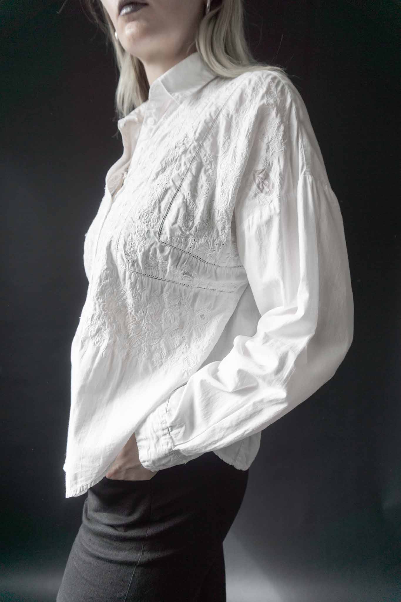 Vintage weiße Bluse mit Stickerei Vorderansicht