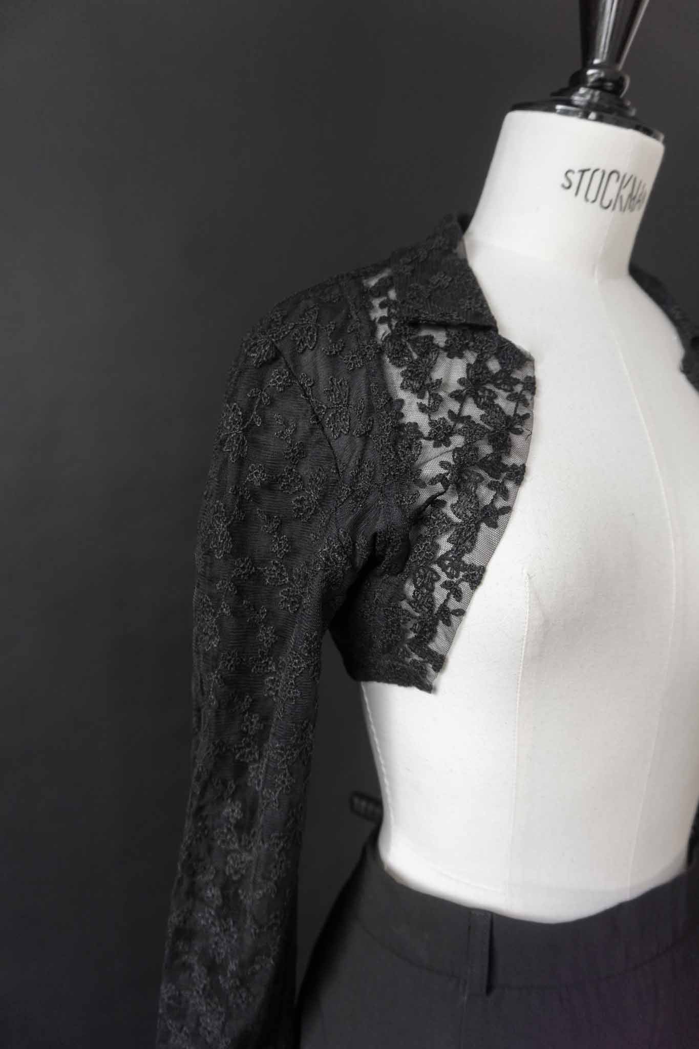 Schwarzer Vintage Spitzen-Bolero mit Kragen im Gothic Look
