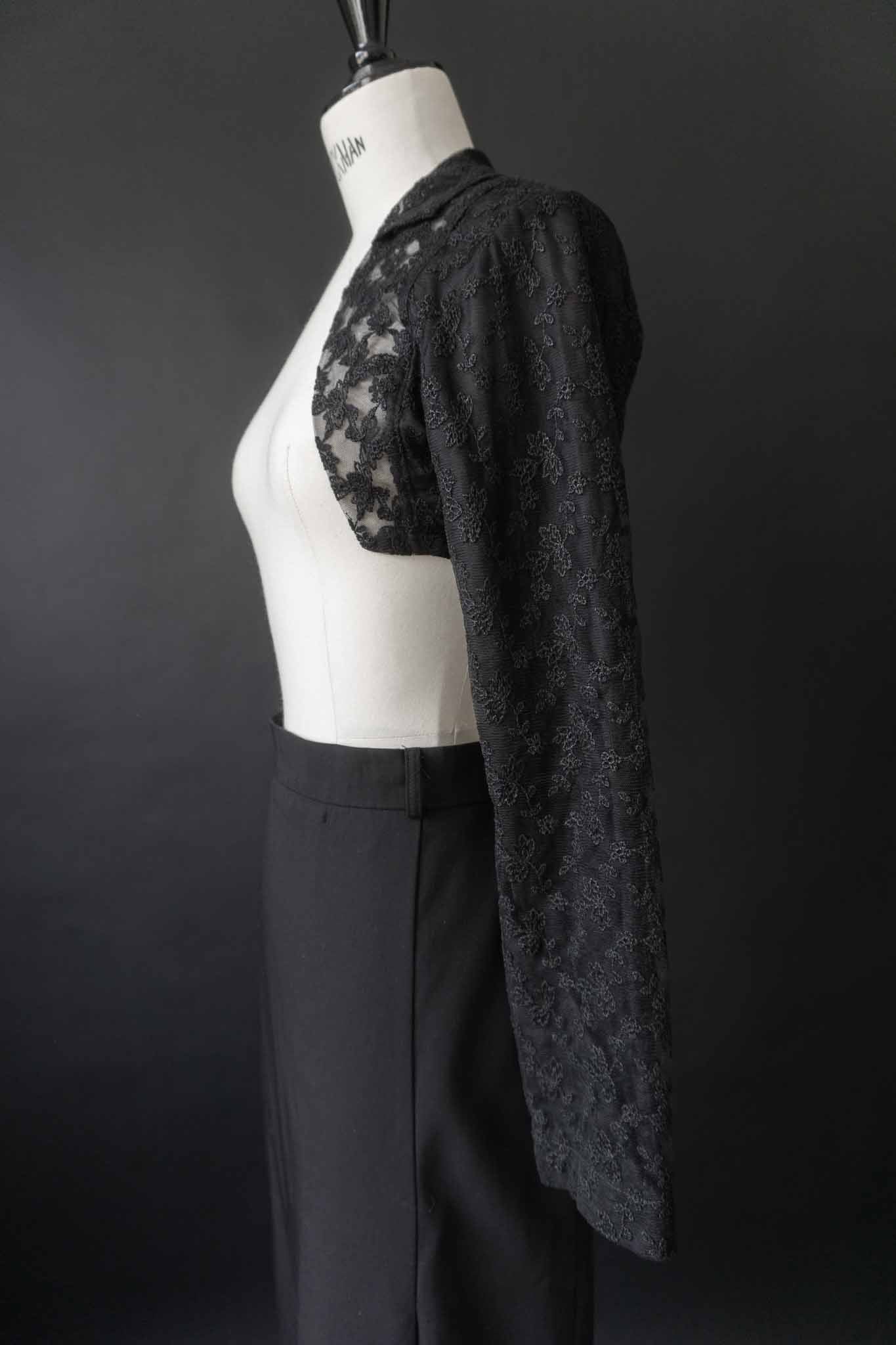 Schwarzer Vintage Spitzen-Bolero mit Kragen im Gothic Look