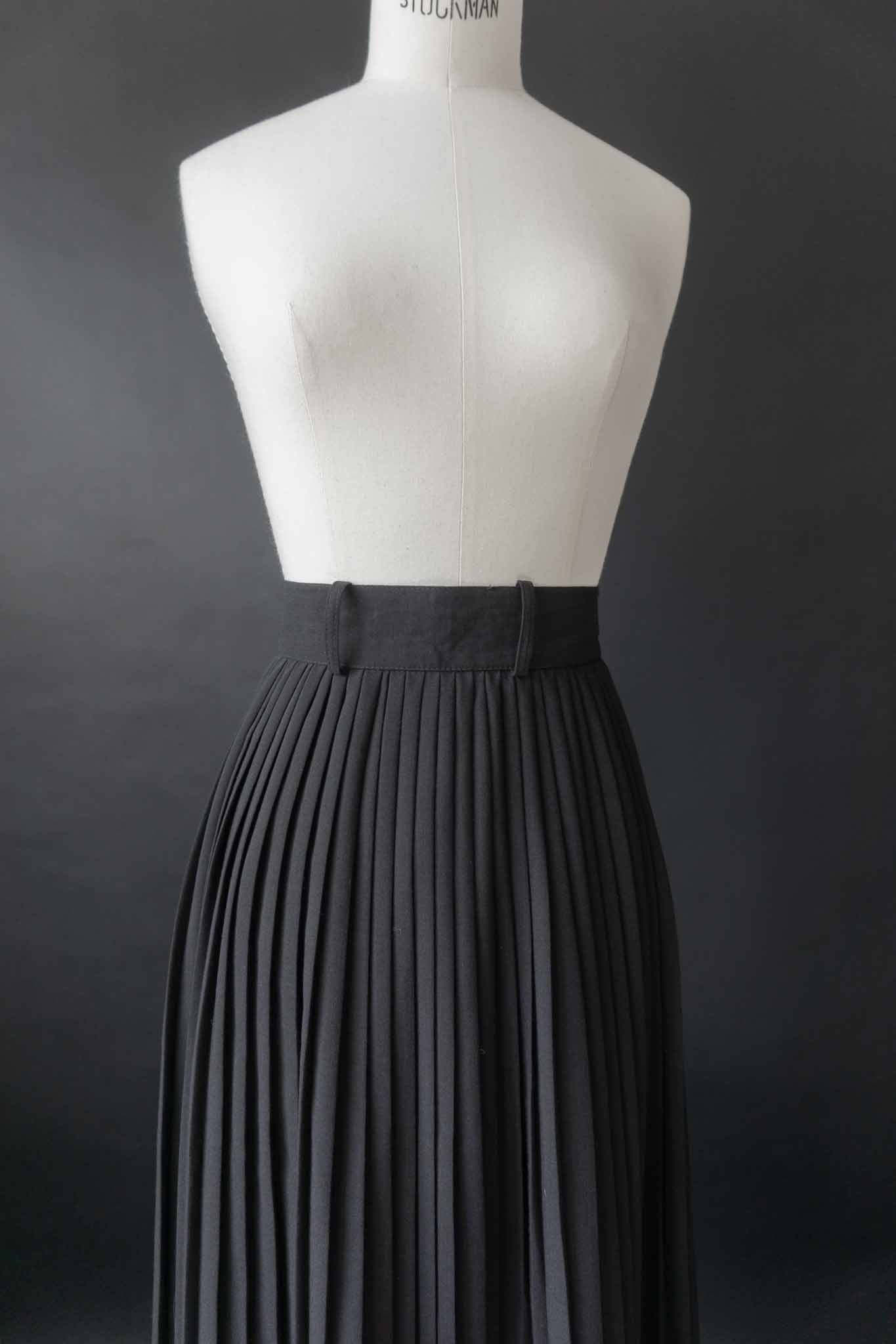 Vintage Faltenrock, Schwarz, S–M theplaincircle vintage