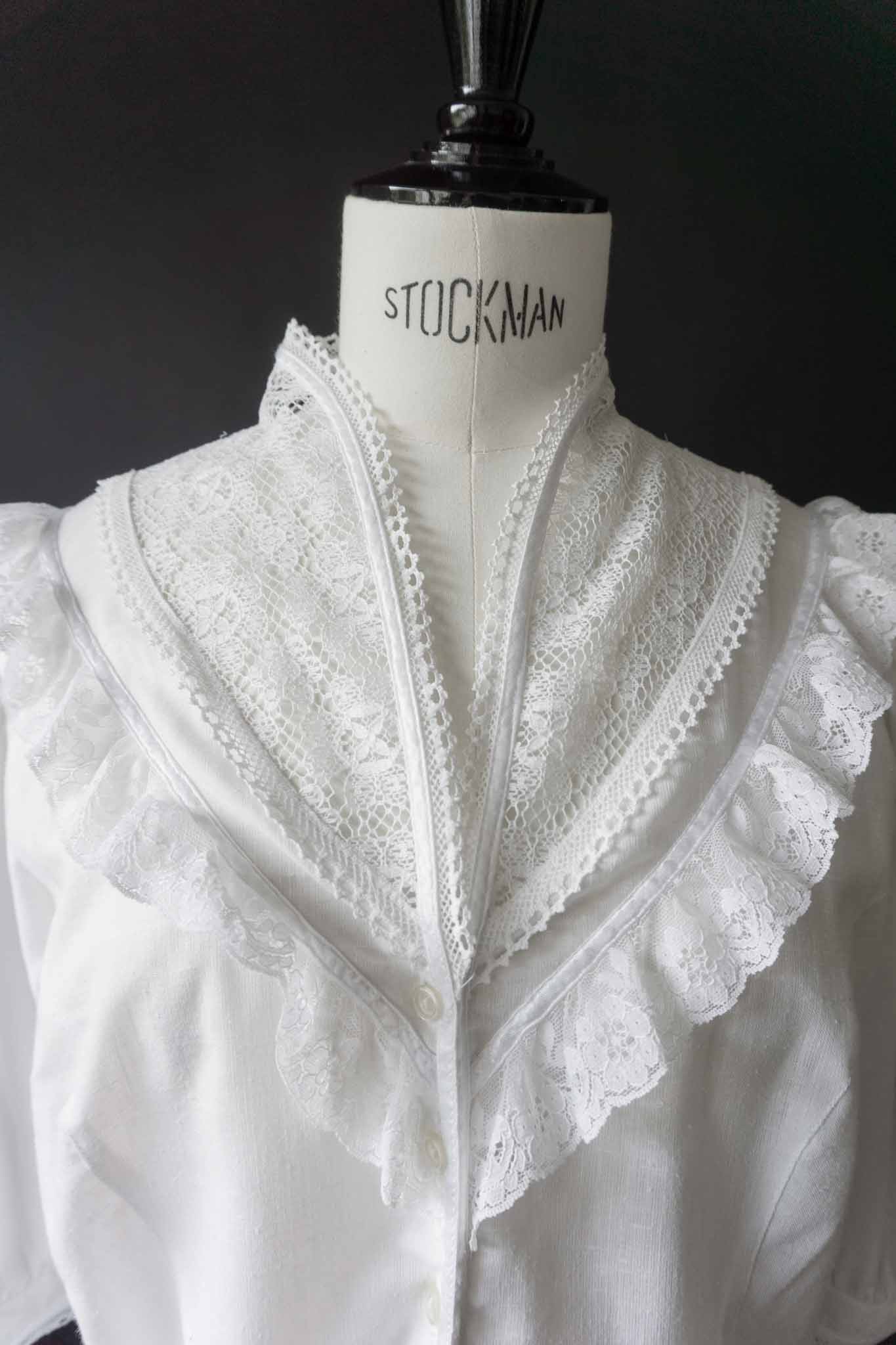 Weiße Vintage Bluse mit Spitze und Rüschen