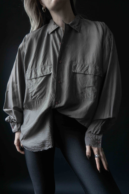 Oversized Vintage-Bluse aus stahlgrauer Seide mit Brusttaschen