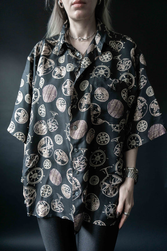 Oversized Vintage-Seidenbluse mit maritimem Muster und kurzen Ärmeln