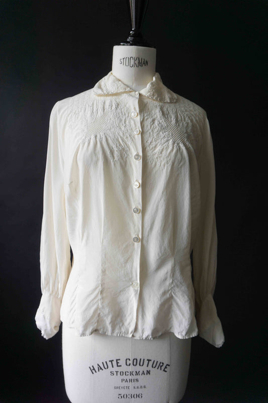 Cremefarbene Vintage-Seidenbluse mit floraler Stickerei am Ausschnitt