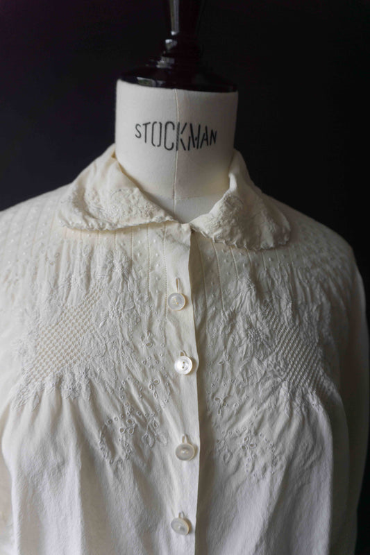 Cremefarbene Vintage-Seidenbluse mit floraler Stickerei am Ausschnitt