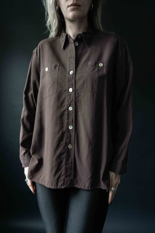 Schokobraune Seidenbluse im minimalistischen Look