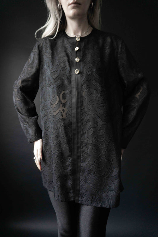 Schwarze transparente Bluse mit floralen Ranken und goldenen Schmuckknöpfen