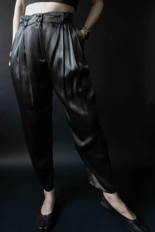 Petrolfarbene glänzende Bundfaltenhose mit engem Bein und elastischem Bund