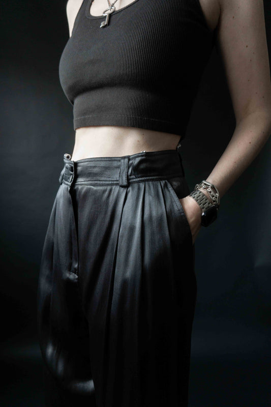 Petrolfarbene glänzende Bundfaltenhose mit engem Bein und elastischem Bund