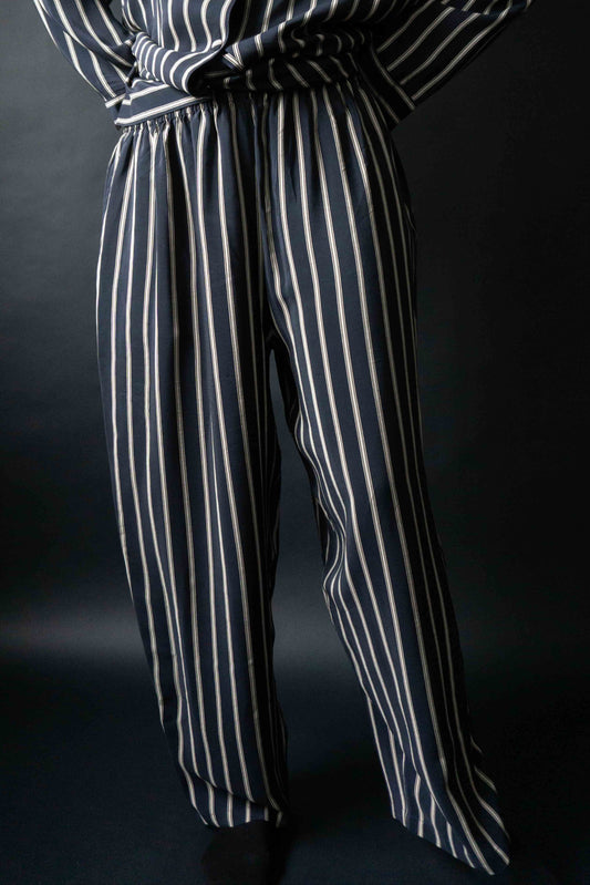 Dunkelblaue Seidenhose mit beigen Längsstreifen im Pyjama-Look