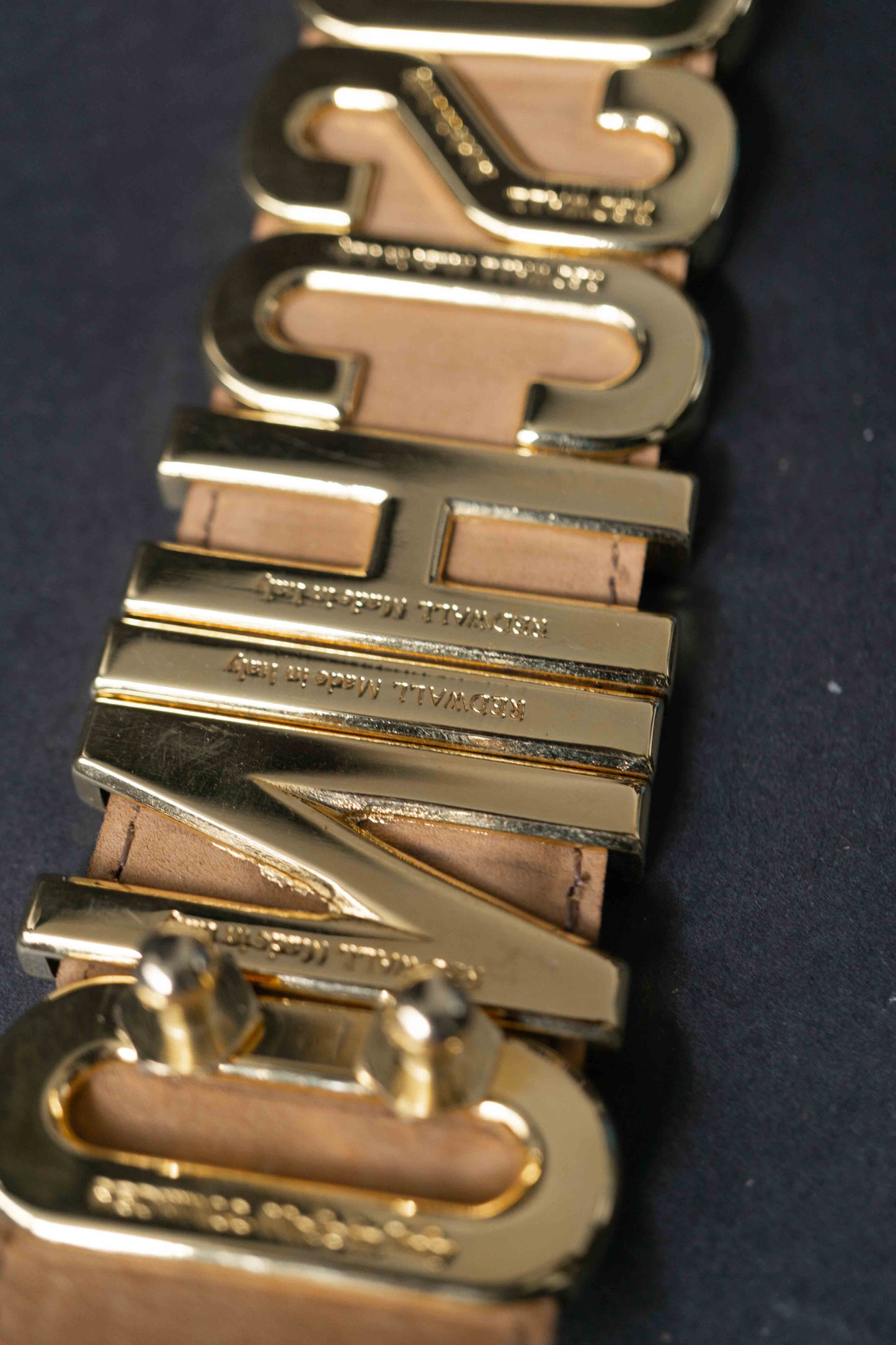 Schwarzer Moschino Ledergürtel mit goldener Logo-Schnalle aus glattem Leder