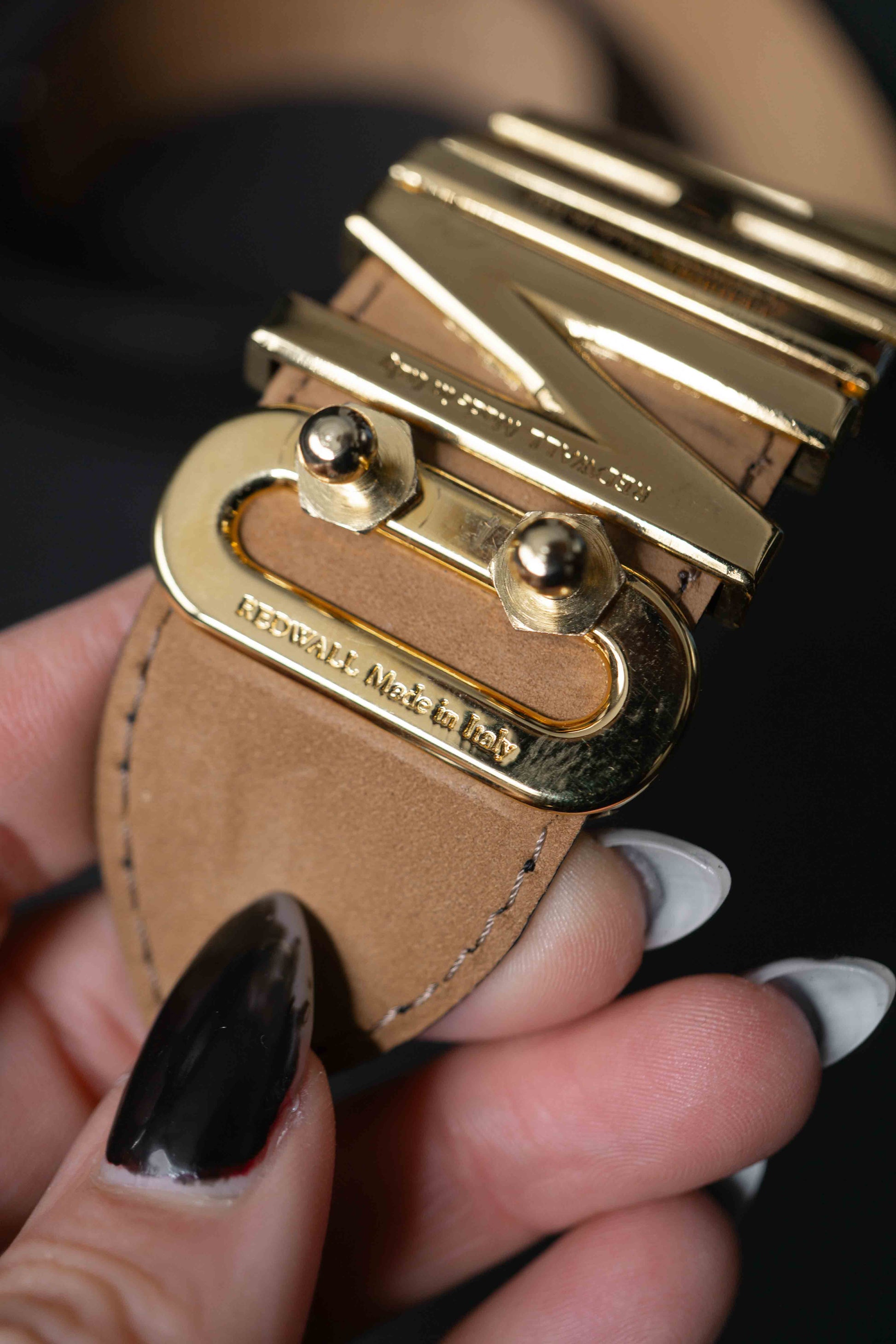 Schwarzer Moschino Ledergürtel mit goldener Logo-Schnalle aus glattem Leder