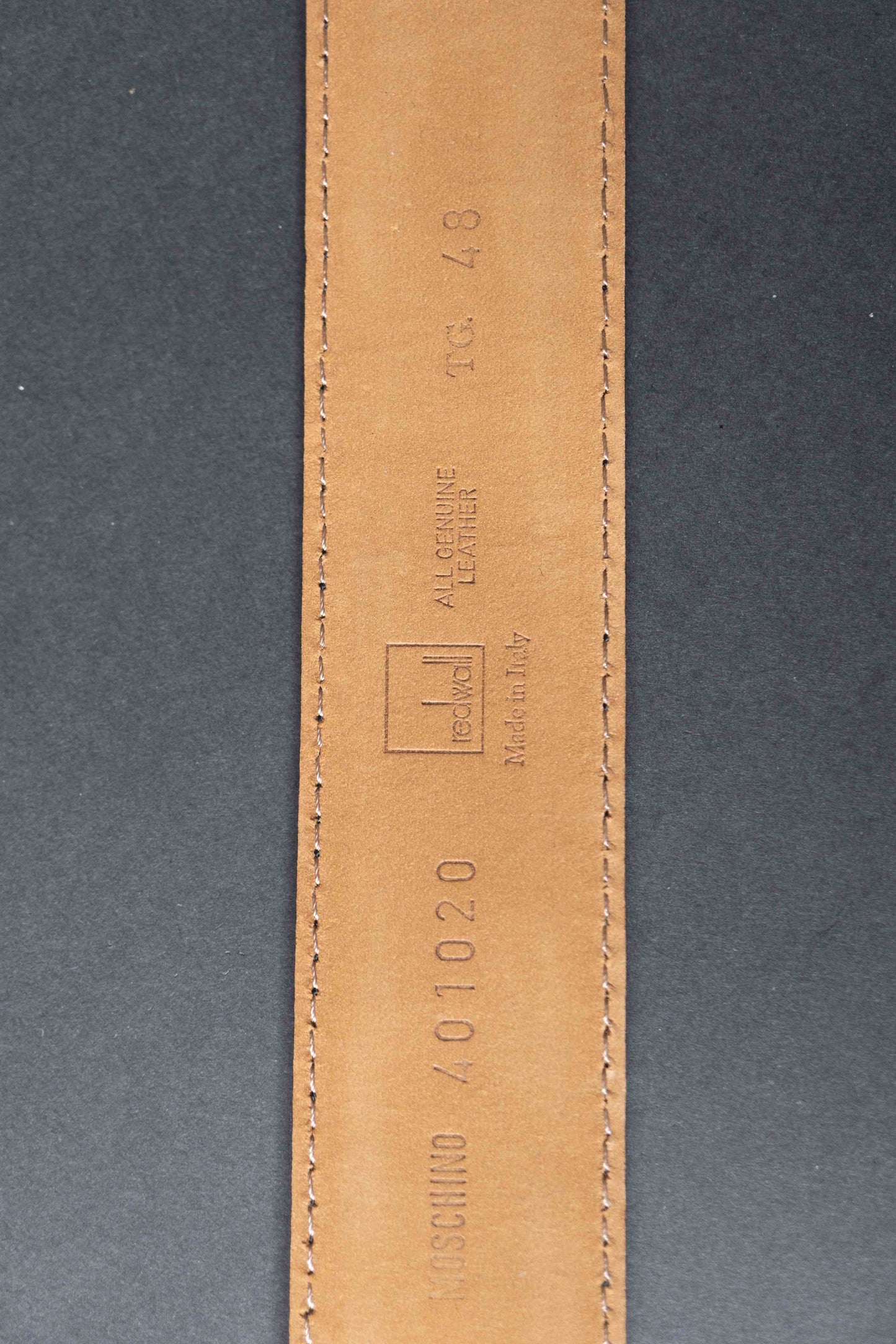 Schwarzer Moschino Ledergürtel mit goldener Logo-Schnalle aus glattem Leder