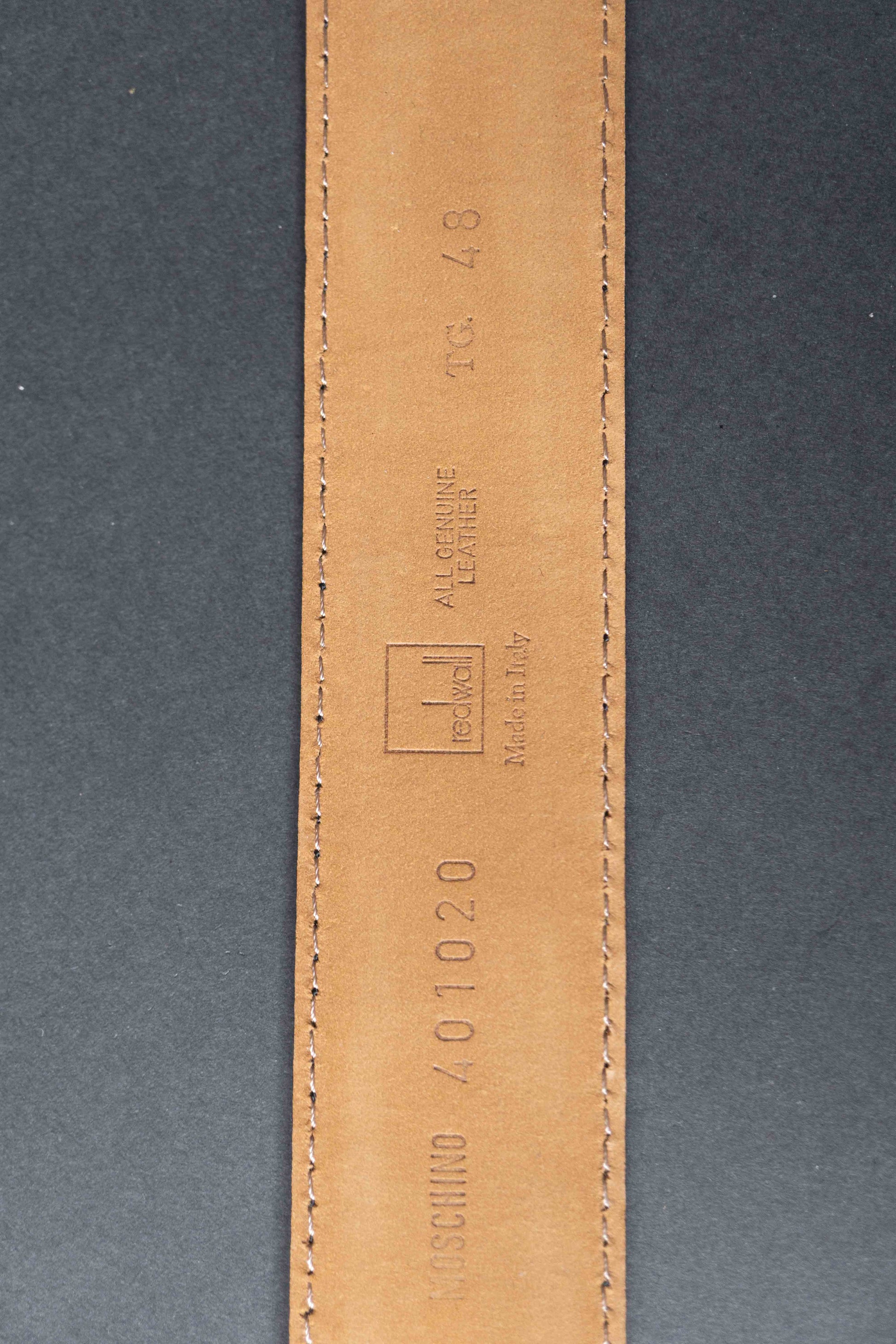 Schwarzer Moschino Ledergürtel mit goldener Logo-Schnalle aus glattem Leder