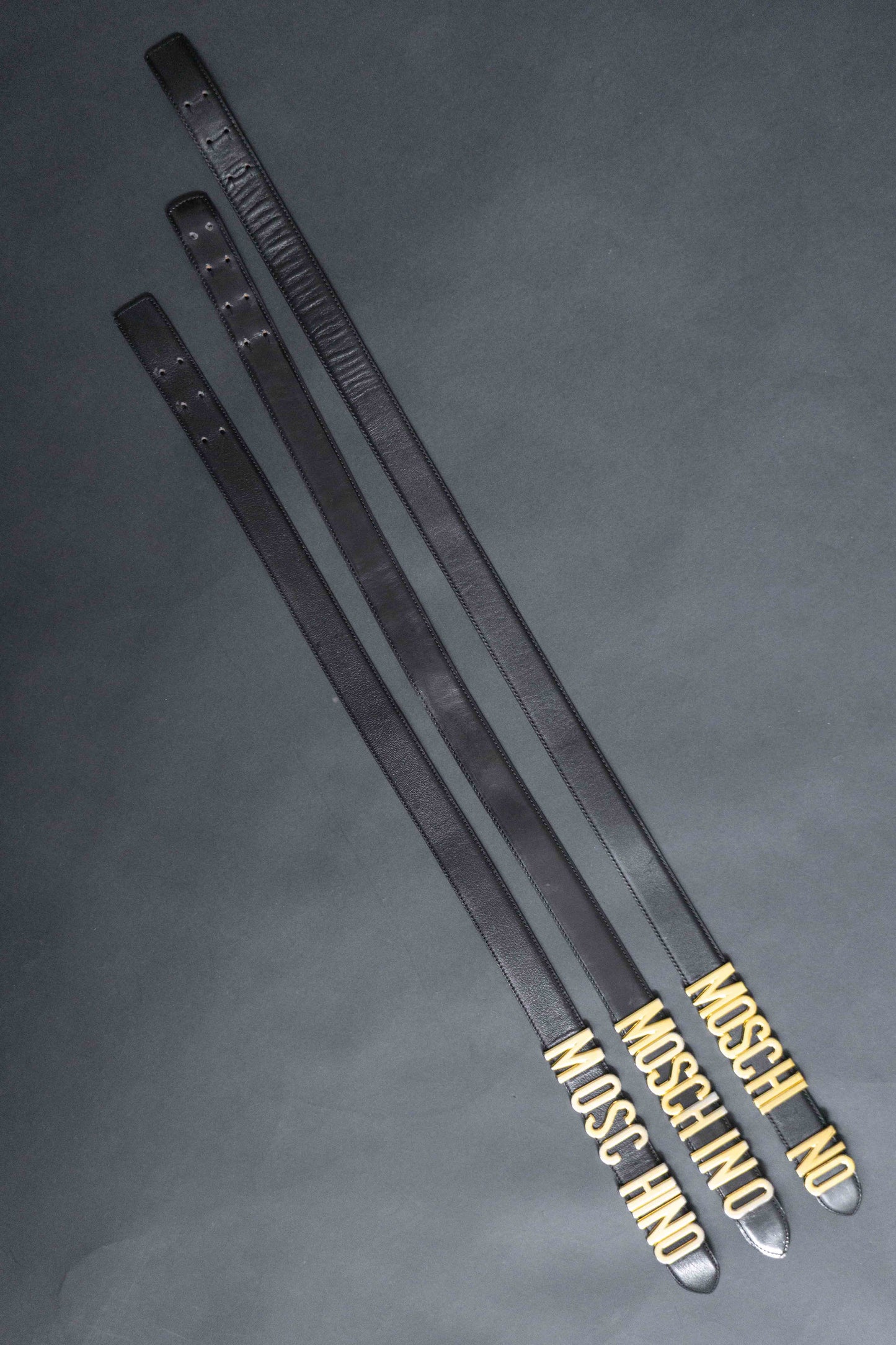 Schwarzer Moschino Ledergürtel mit goldener Logo-Schnalle aus glattem Leder