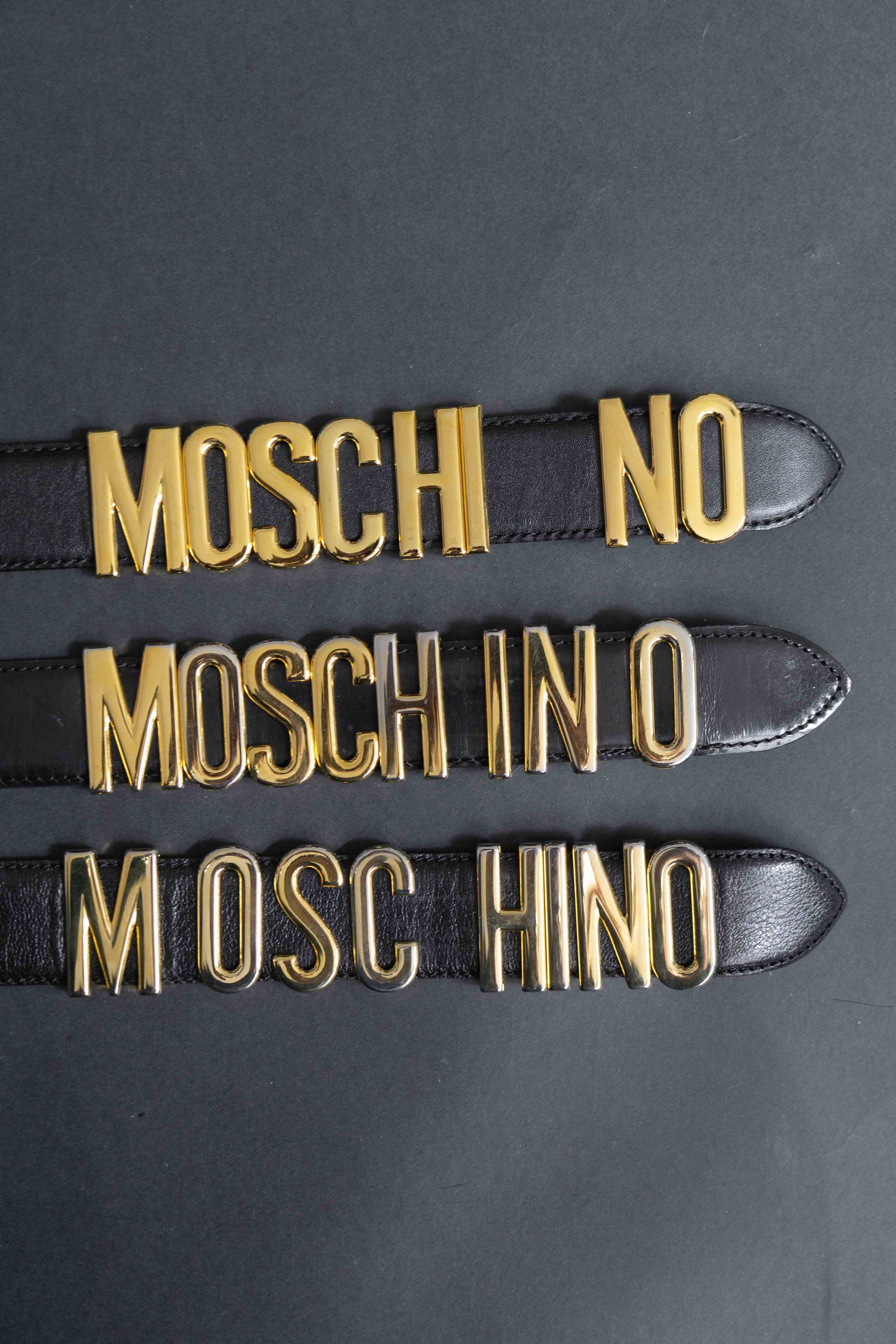 Schwarzer Moschino Ledergürtel mit goldener Logo-Schnalle aus glattem Leder