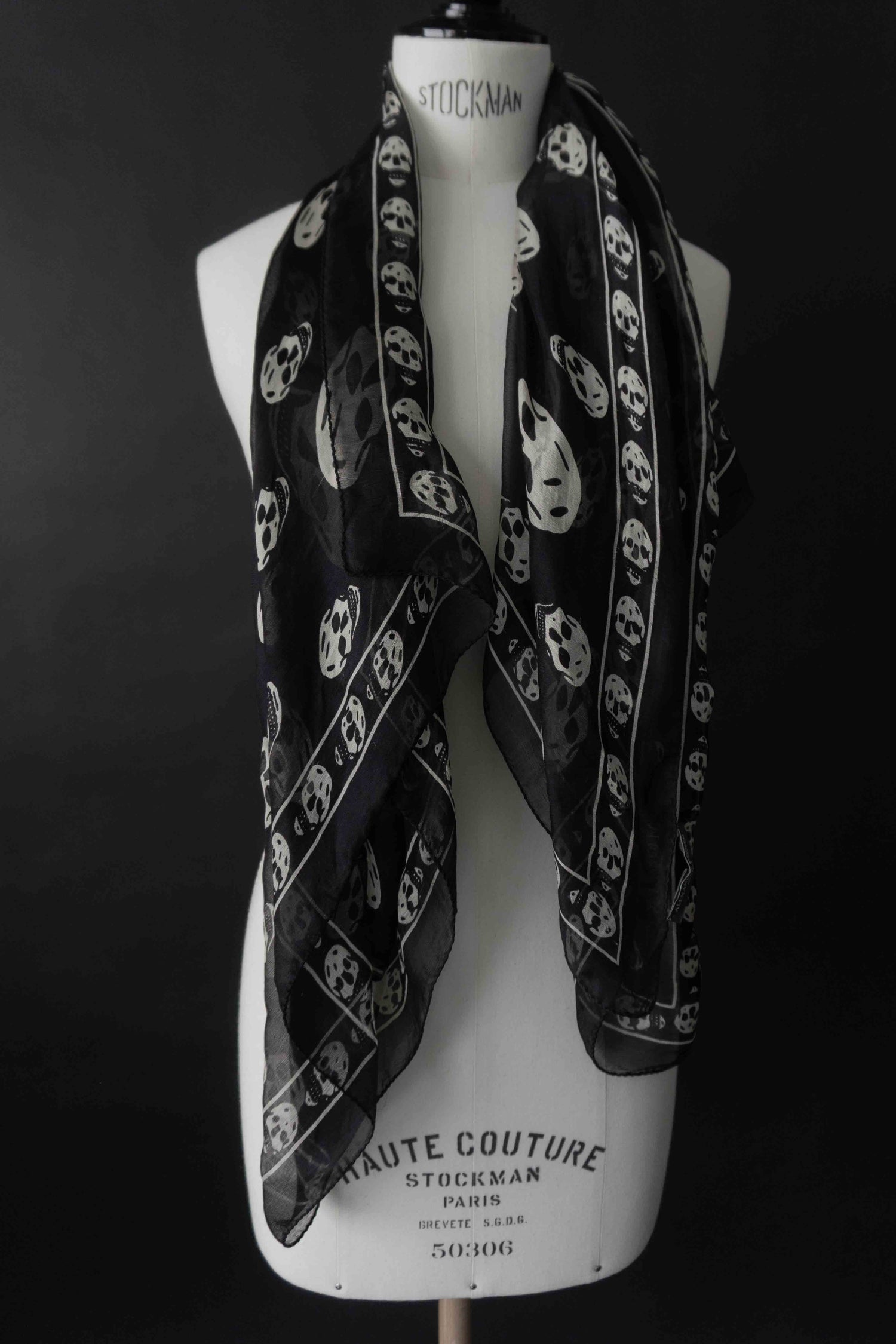 Alexander McQueen Seidenschal mit weißen Totenköpfen auf schwarzem Grund