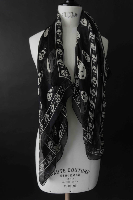 Alexander McQueen Seidenschal mit weißen Totenköpfen auf schwarzem Grund