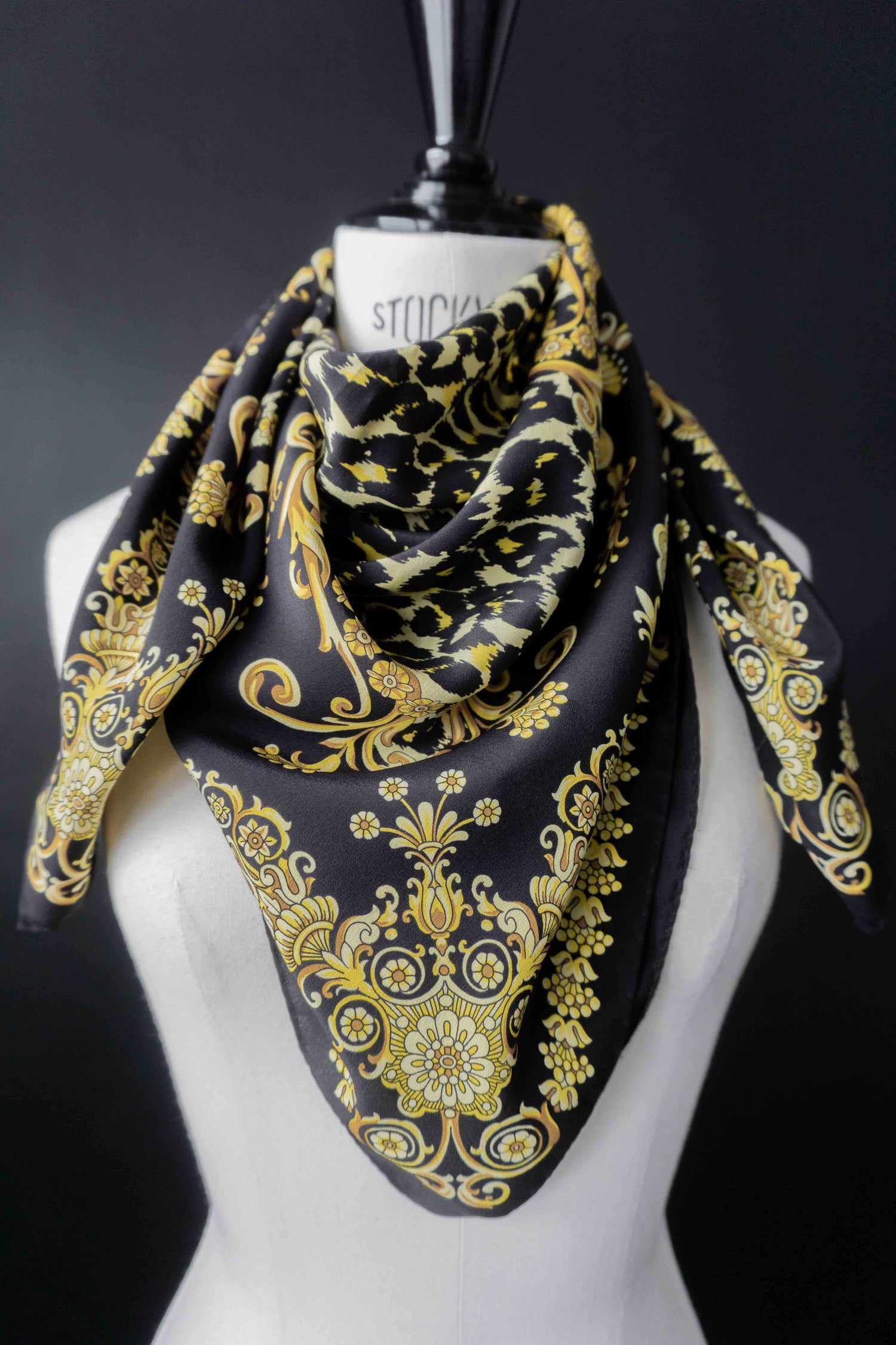 Vintage Seidentuch mit Leoparden- & Rankenmuster theplaincircle vintage