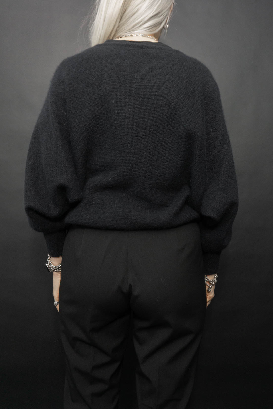 Schwarzer 80s Pullover mit silbernen Paillettenblüten auf der Brust – theplaincircle vintage