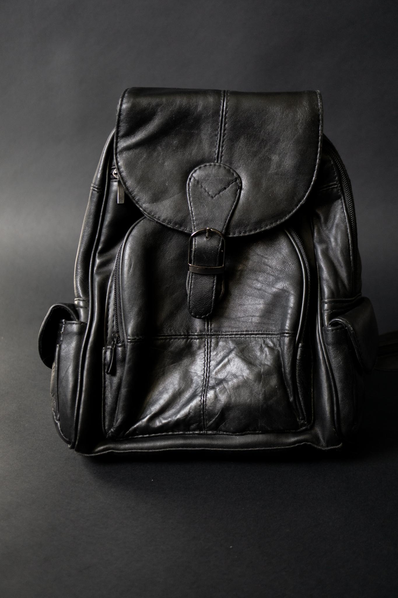 Schwarzer 90s Vintage Leder-Rucksack mit praktischen Fächern und verstellbaren Trägern