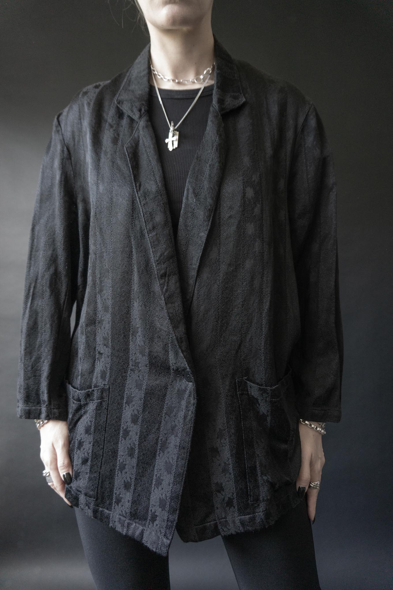 Schwarzer Oversized Blazer aus den 80s mit Ton-in-Ton Streifen und Blütenstruktur