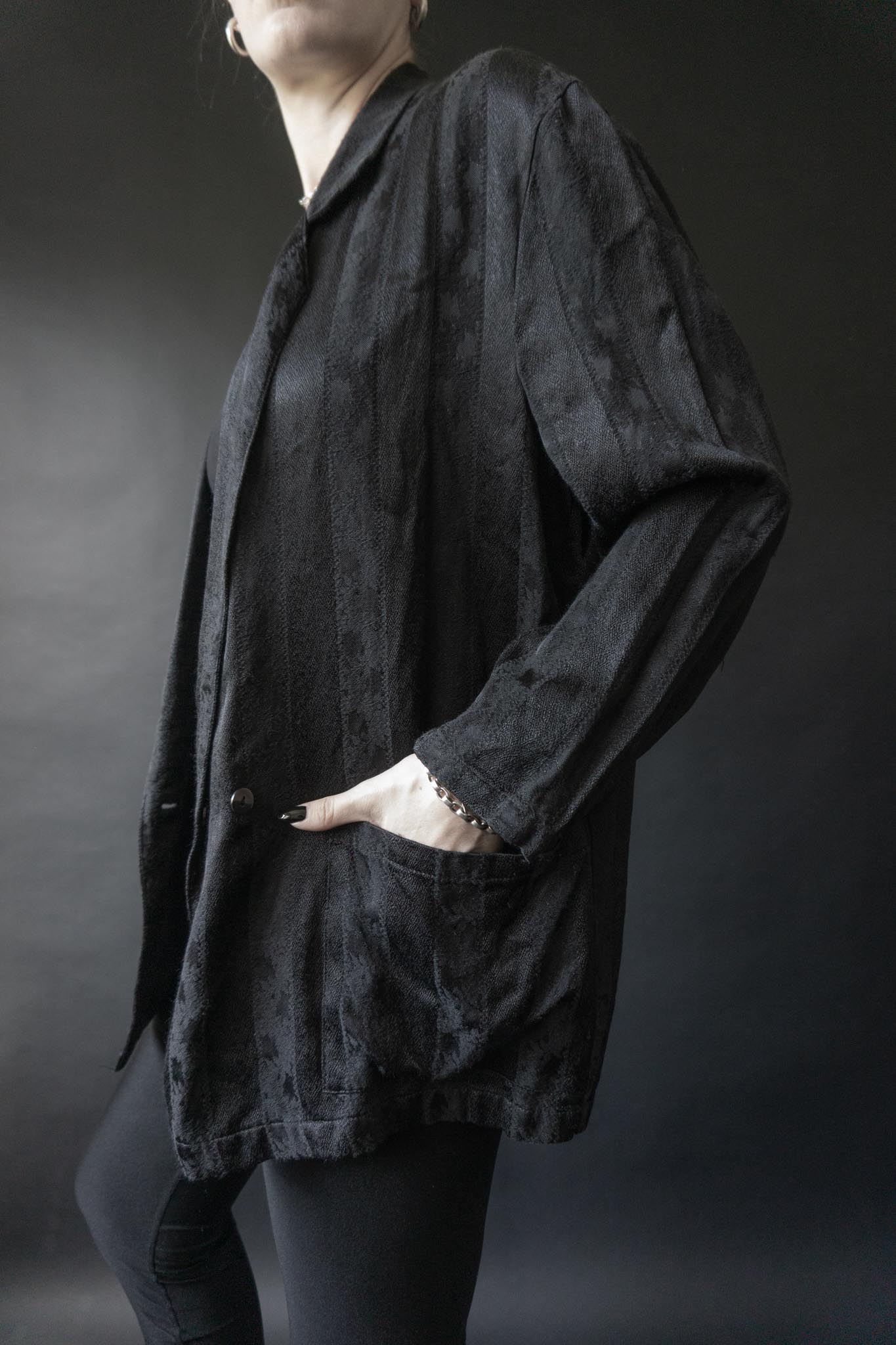 Schwarzer Oversized Blazer aus den 80s mit Ton-in-Ton Streifen und Blütenstruktur