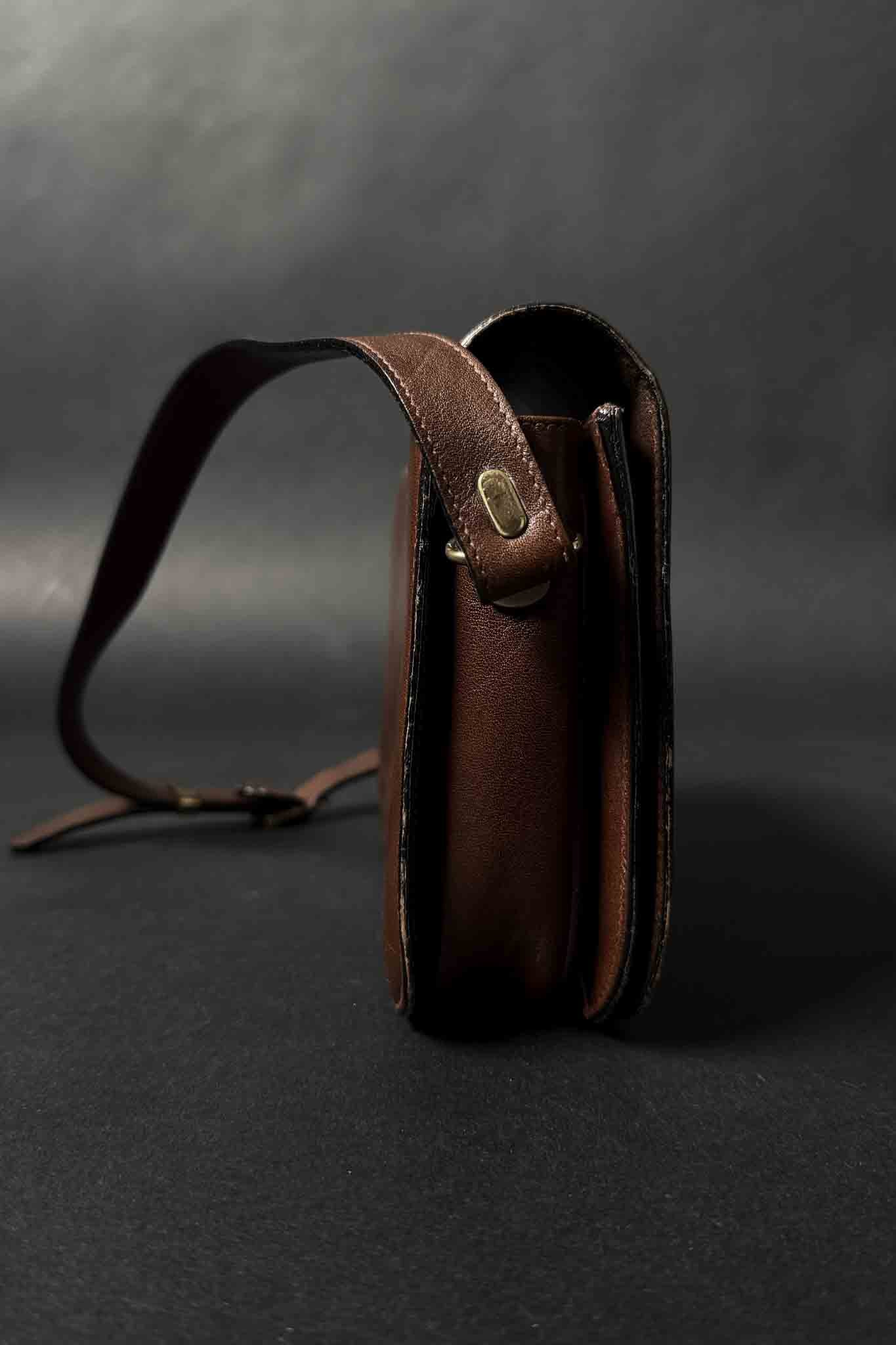 Dunkelbraune Aigner Ledertasche aus den 80ern mit goldener Hardware & drei Fächern