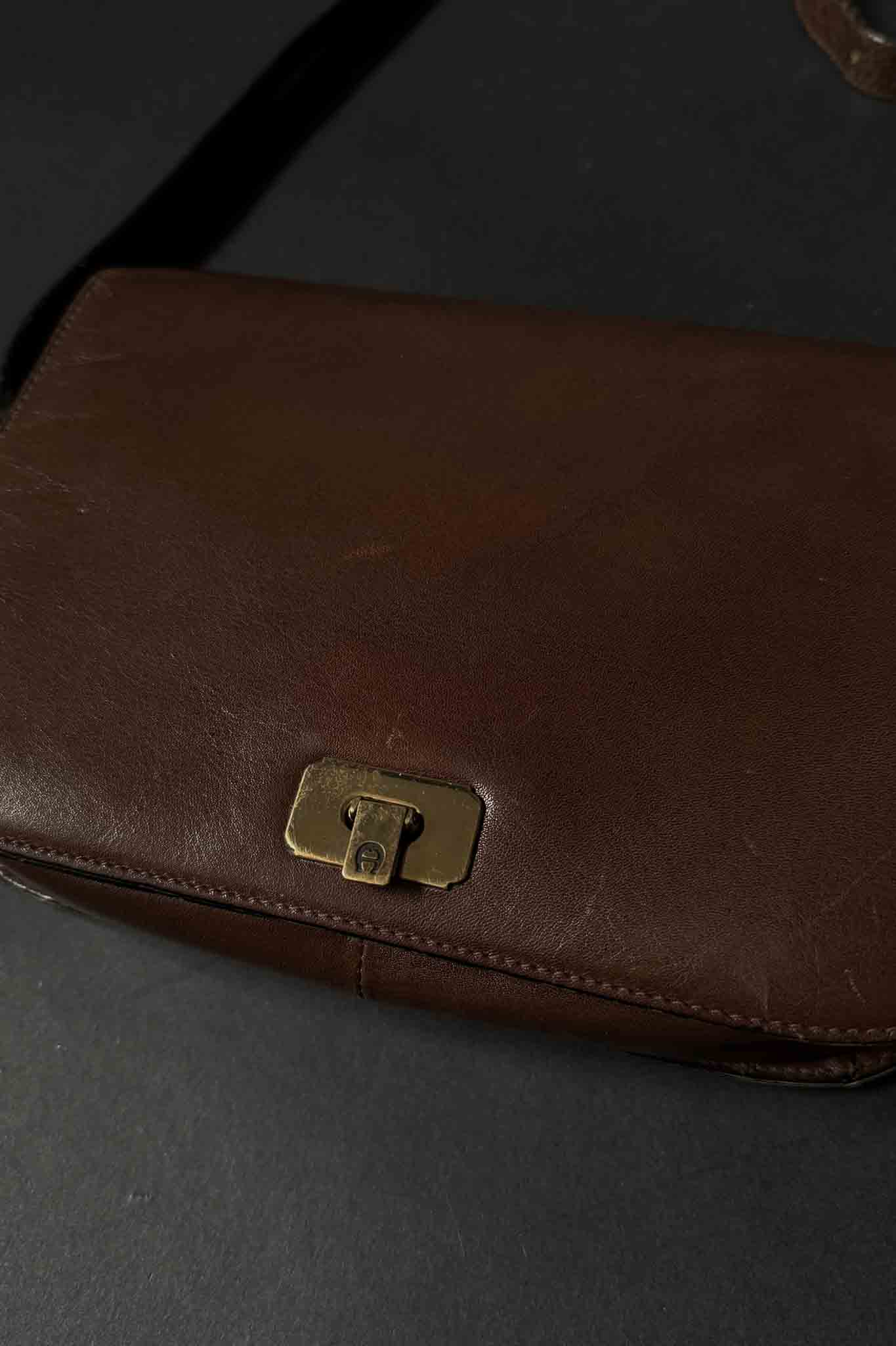 Dunkelbraune Aigner Ledertasche aus den 80ern mit goldener Hardware & drei Fächern