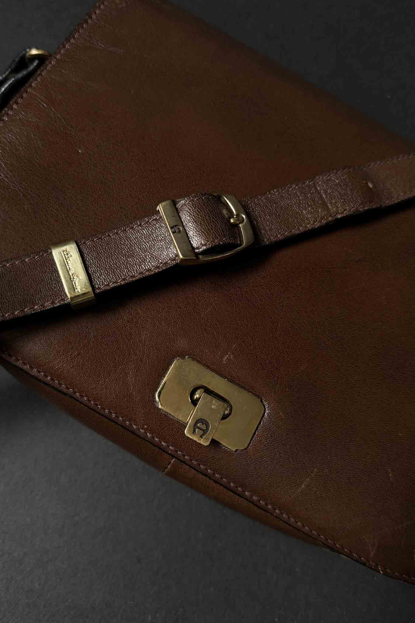 Dunkelbraune Aigner Ledertasche aus den 80ern mit goldener Hardware & drei Fächern
