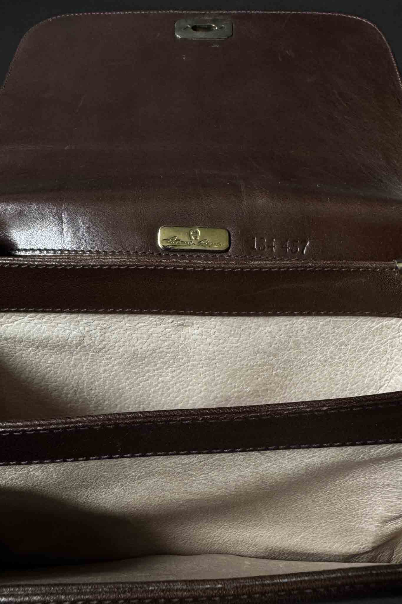 Dunkelbraune Aigner Ledertasche aus den 80ern mit goldener Hardware & drei Fächern