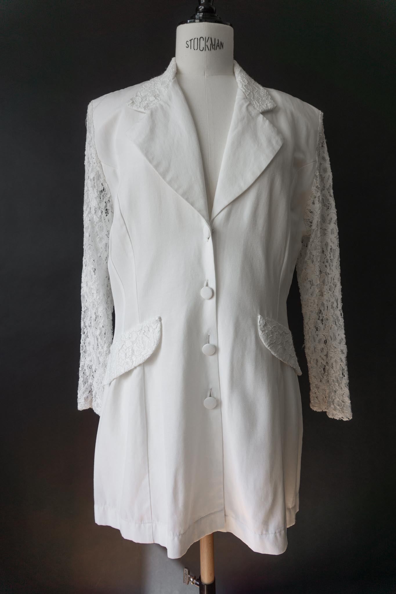 Weißer Vintage Blazer mit transparenten Spitzenärmeln, Spitzen-Details und stoffbezogenen Knöpfen