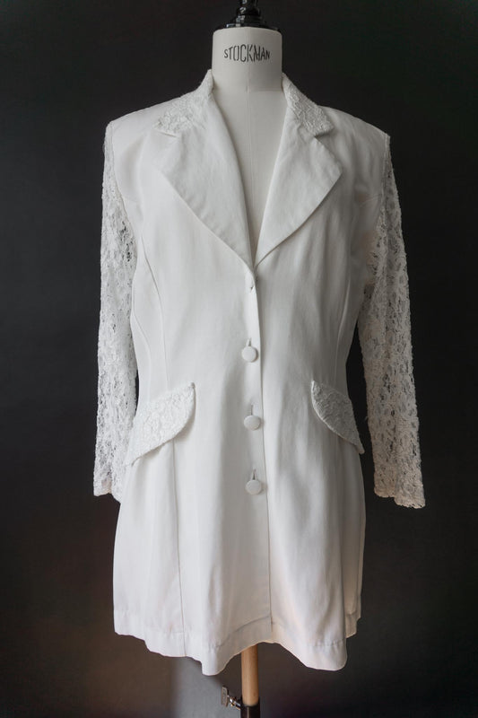 Weißer Vintage Blazer mit transparenten Spitzenärmeln, Spitzen-Details und stoffbezogenen Knöpfen