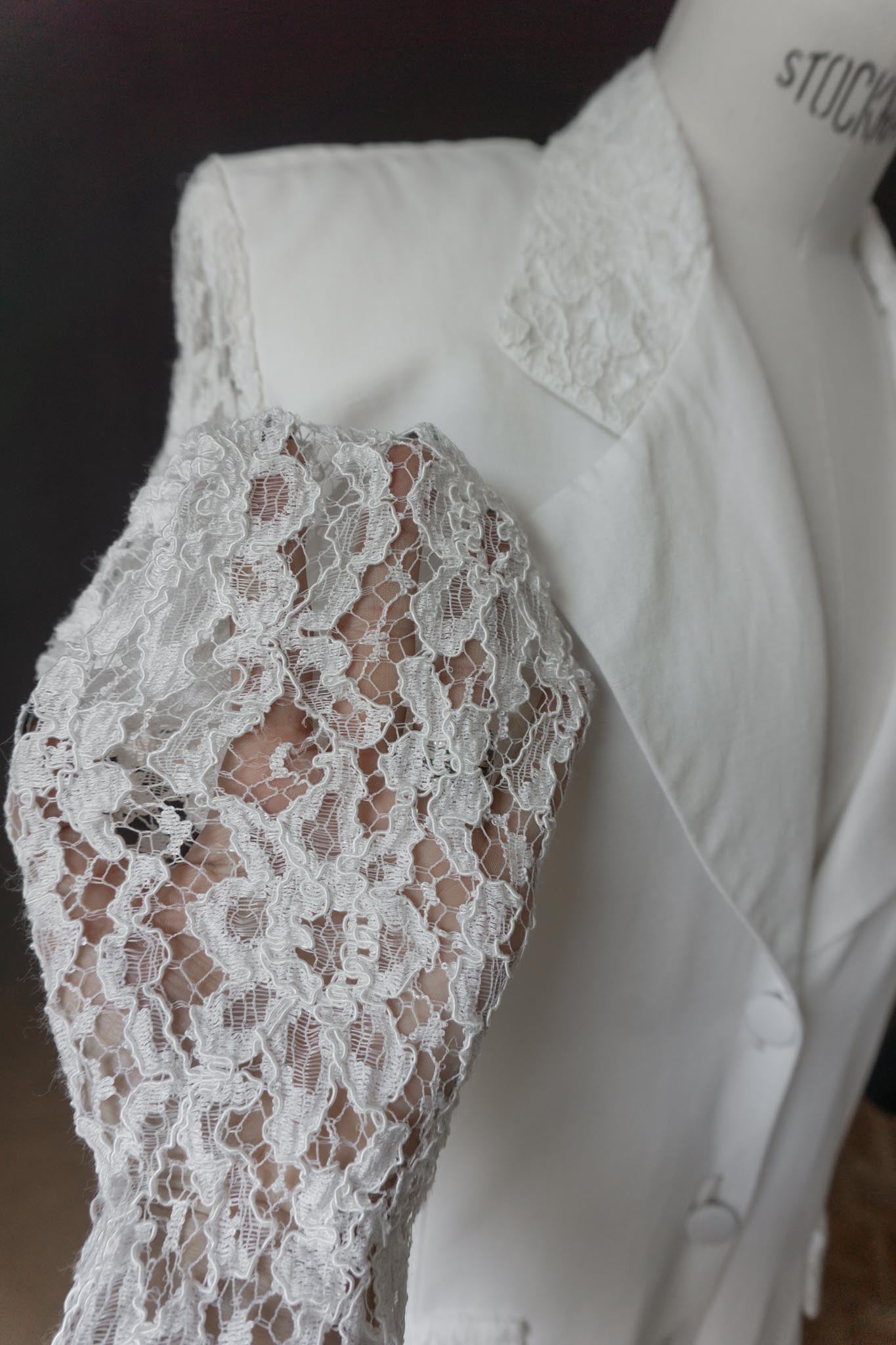 Weißer Vintage Blazer mit transparenten Spitzenärmeln, Spitzen-Details und stoffbezogenen Knöpfen