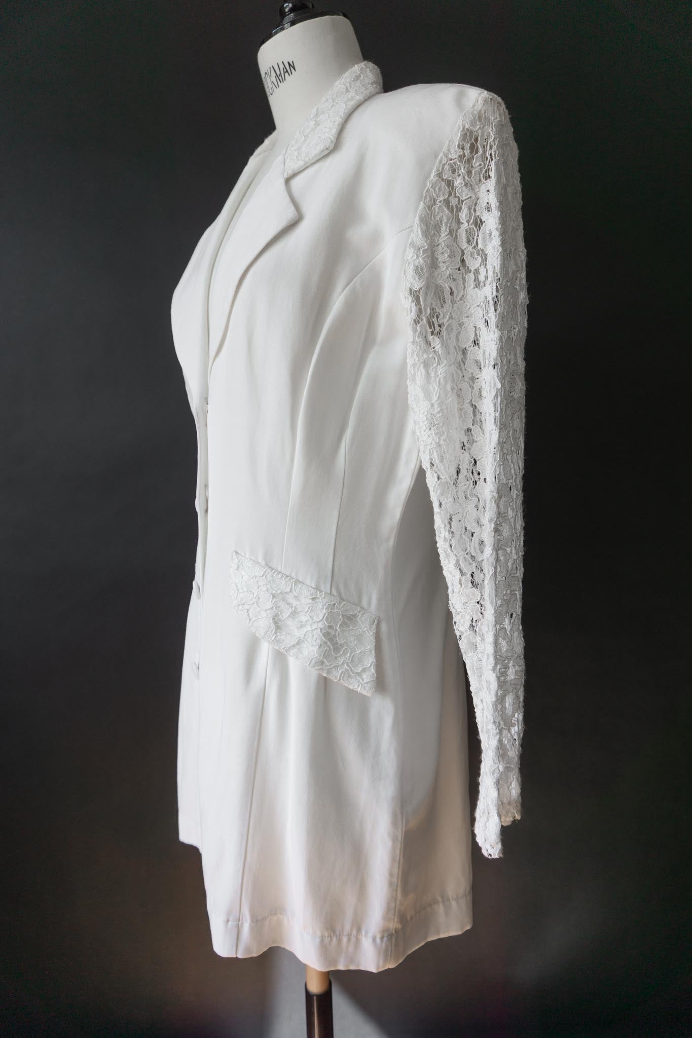 Weißer Vintage Blazer mit transparenten Spitzenärmeln, Spitzen-Details und stoffbezogenen Knöpfen