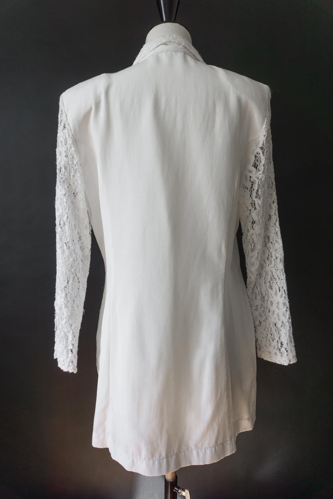 Weißer Vintage Blazer mit transparenten Spitzenärmeln, Spitzen-Details und stoffbezogenen Knöpfen