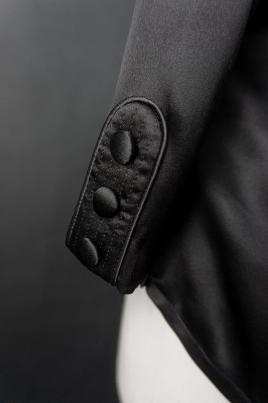 Schwarze Vintage Seidenbluse mit rundem Kragen & Knopfdetails an den 3/4-Ärmeln