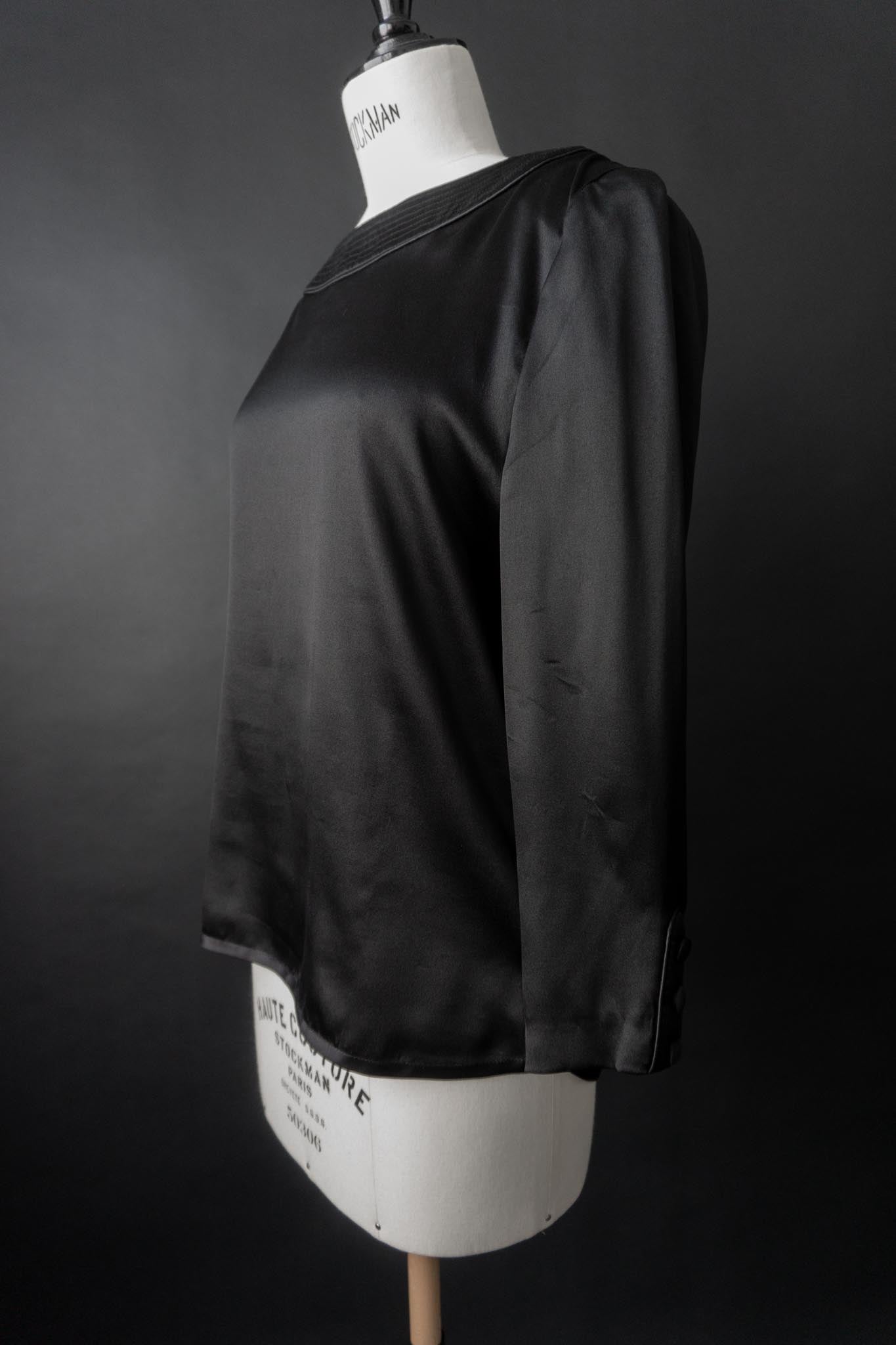 Schwarze Vintage Seidenbluse mit rundem Kragen & Knopfdetails an den 3/4-Ärmeln