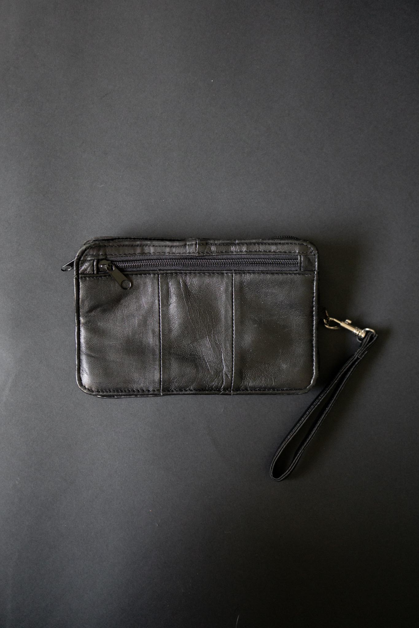 Schwarze Vintage Leder-Clutch mit zwei Fächern, Rückfach & Handschlaufe