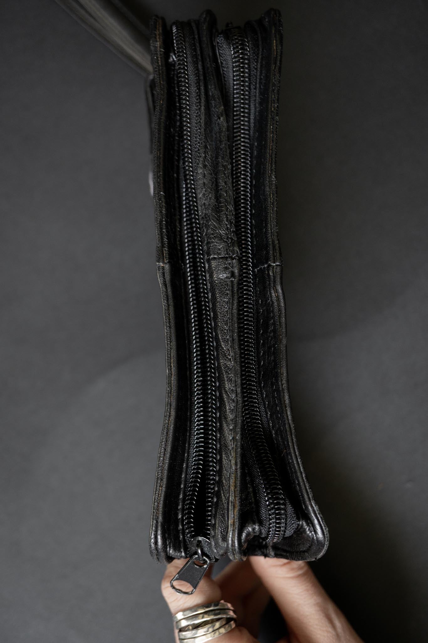 Schwarze Vintage Leder-Clutch mit zwei Fächern, Rückfach & Handschlaufe