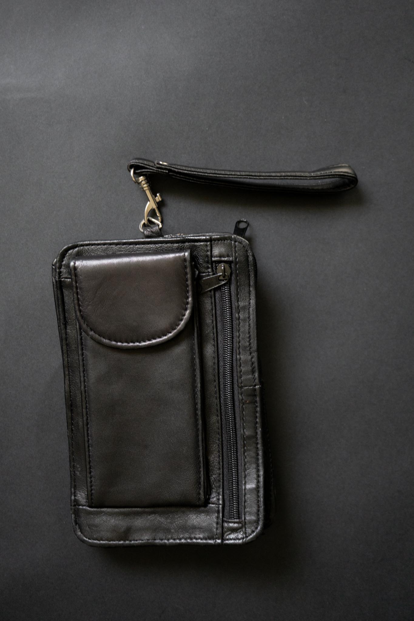 Schwarze Vintage Leder-Clutch mit zwei Fächern, Rückfach & Handschlaufe