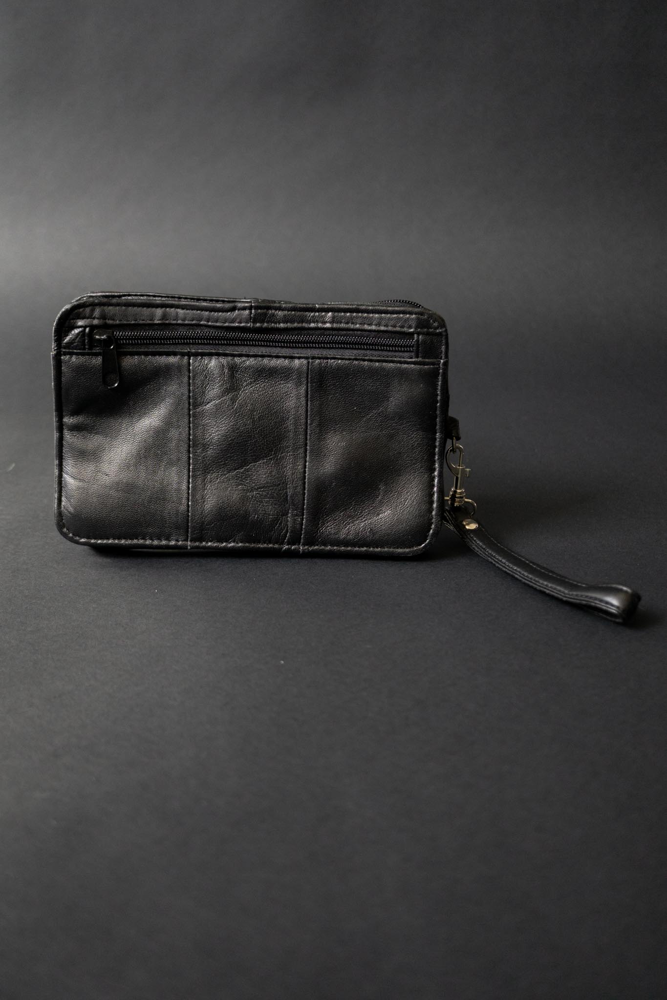 Schwarze Vintage Leder-Clutch mit zwei Fächern, Rückfach & Handschlaufe