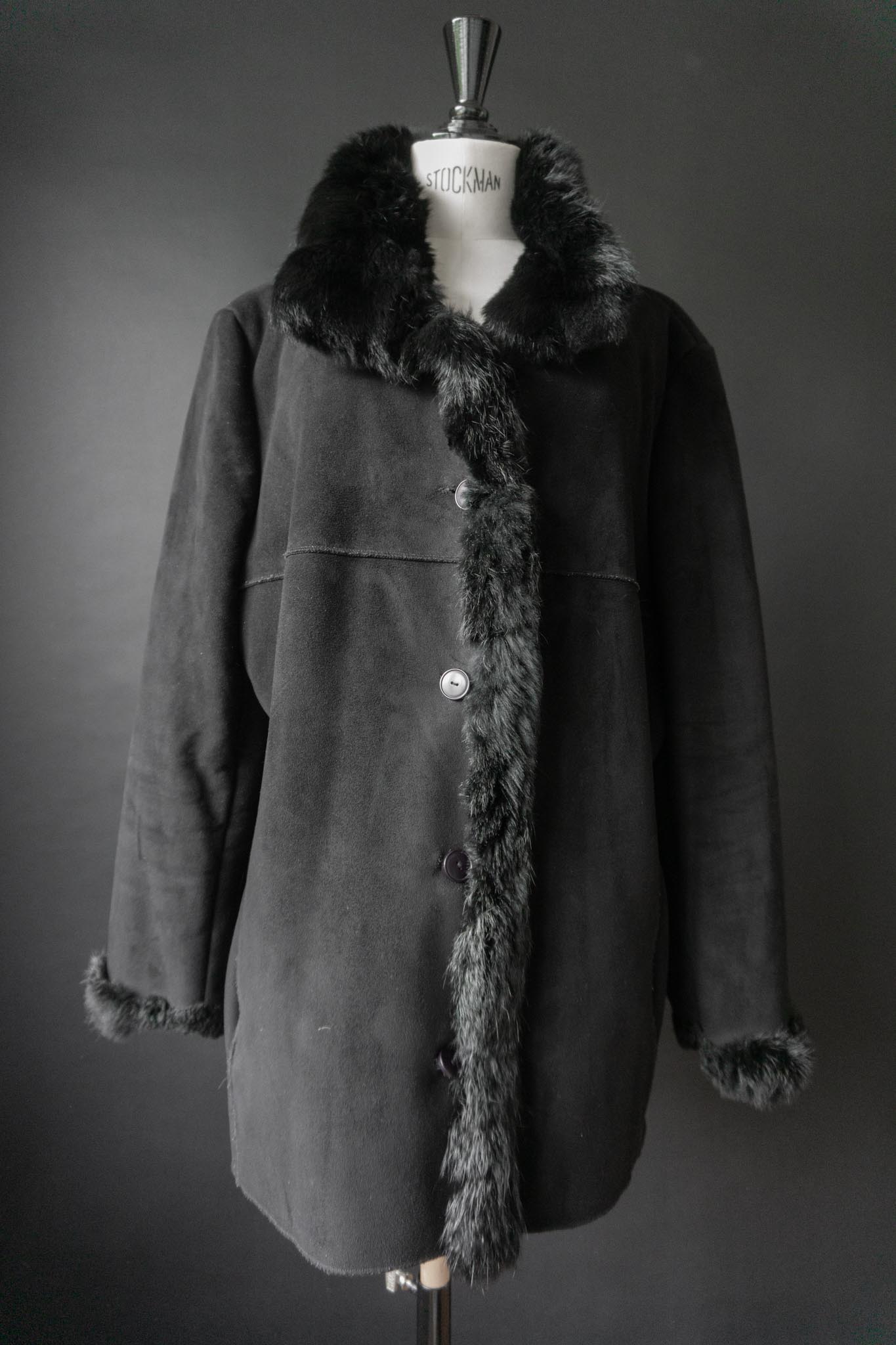 Schwarzer Vintage Fake Fur Mantel mit Echtfell-Details am Kragen und Ärmel