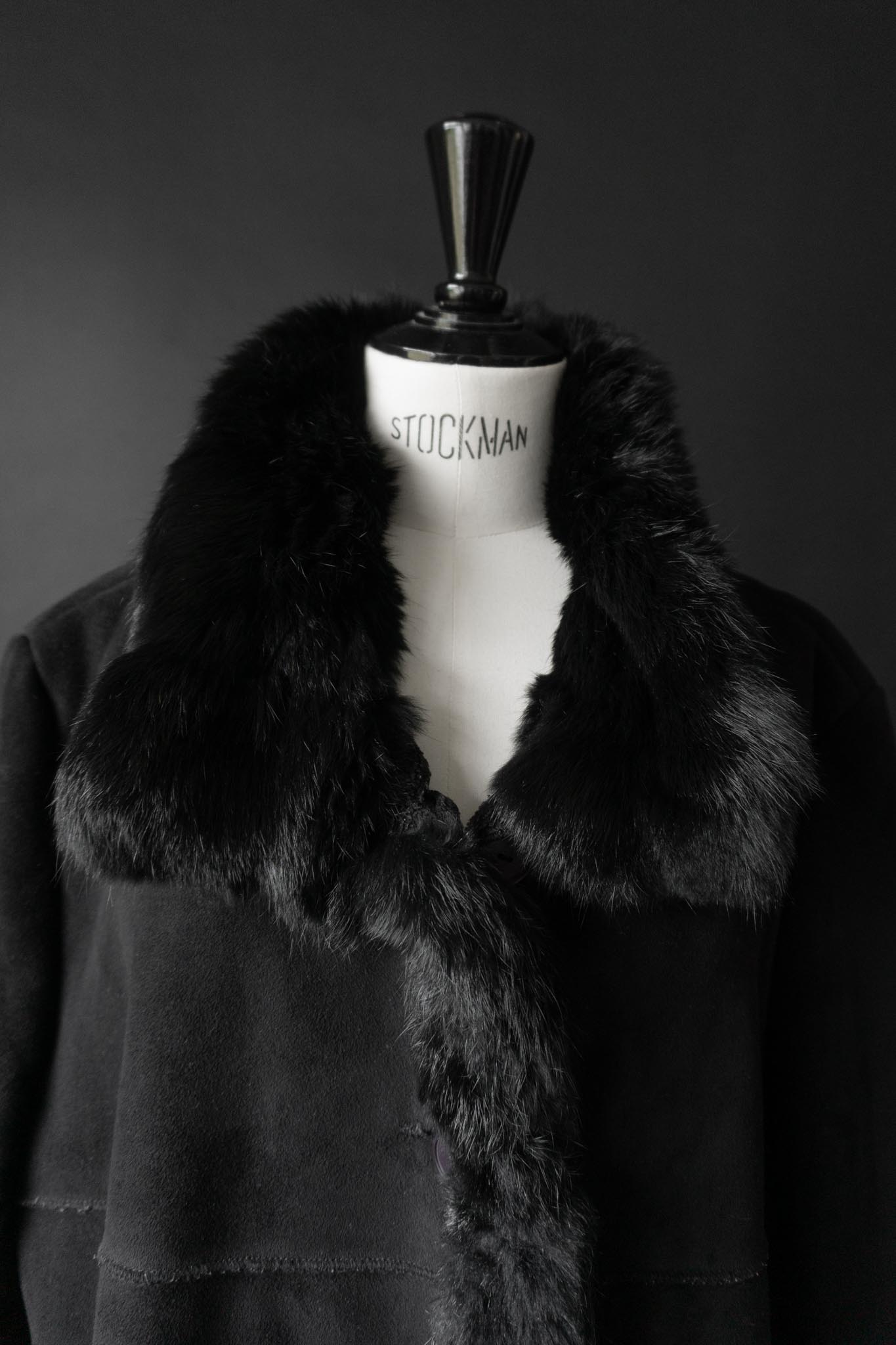 Schwarzer Vintage Fake Fur Mantel mit Echtfell-Details am Kragen und Ärmel