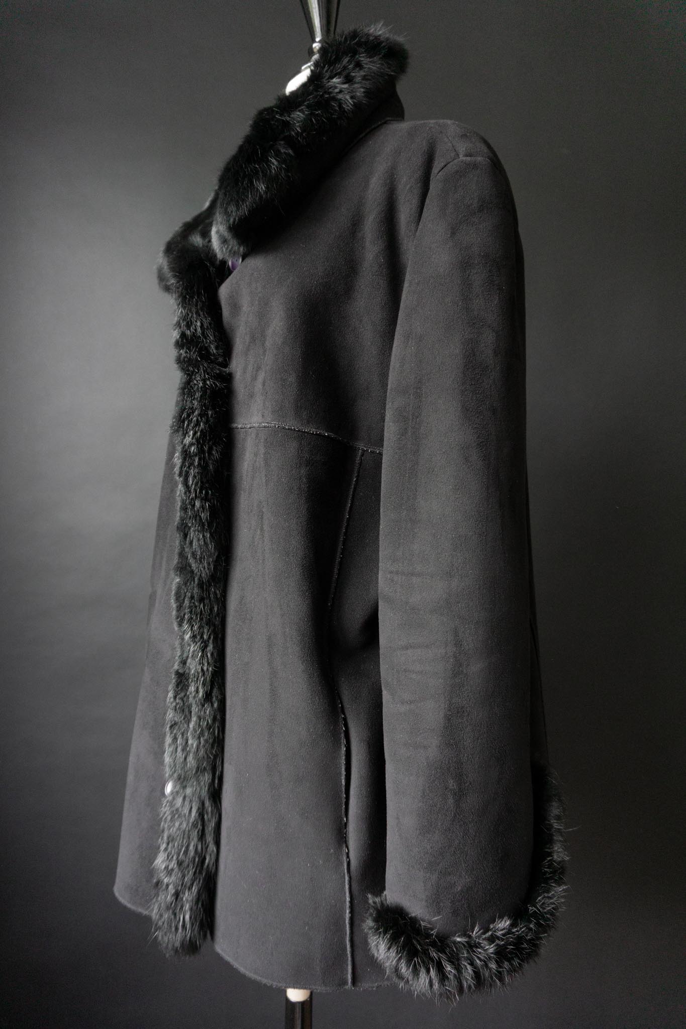 Schwarzer Vintage Fake Fur Mantel mit Echtfell-Details am Kragen und Ärmel