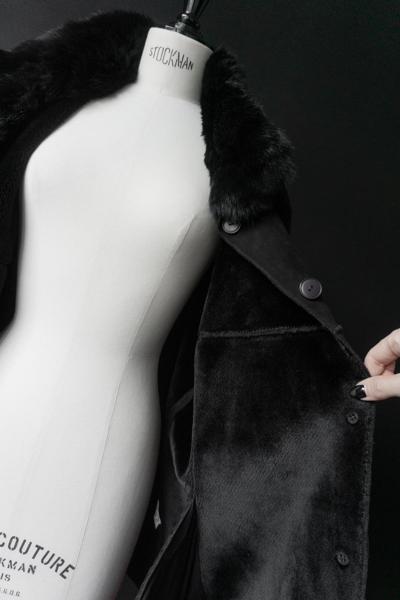 Schwarzer Vintage Fake Fur Mantel mit Echtfell-Details am Kragen und Ärmel