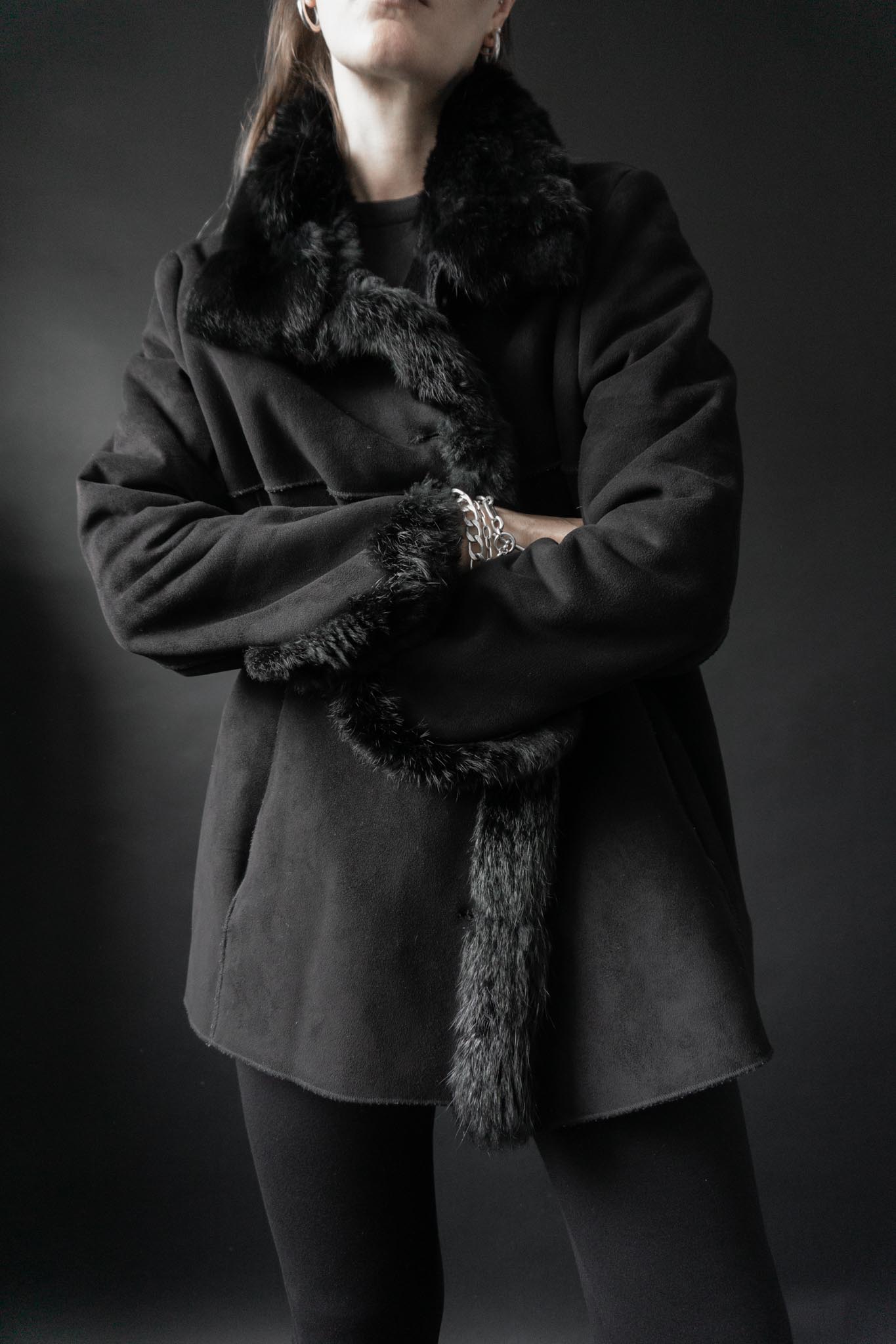 Schwarzer Vintage Fake Fur Mantel mit Echtfell-Details am Kragen und Ärmel